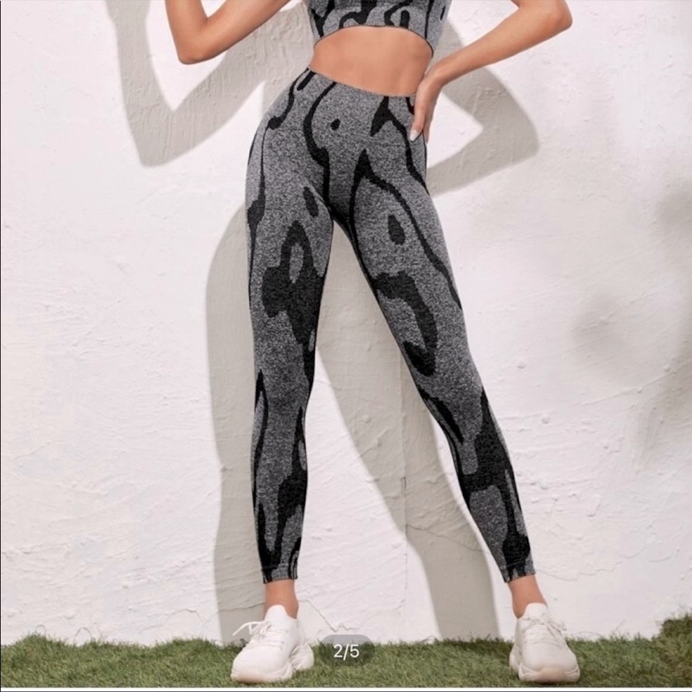 High waisted full length animal print leggings.